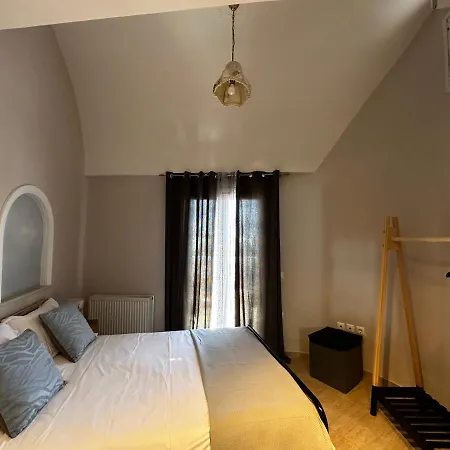Veldi Art - Kamari Apartment *