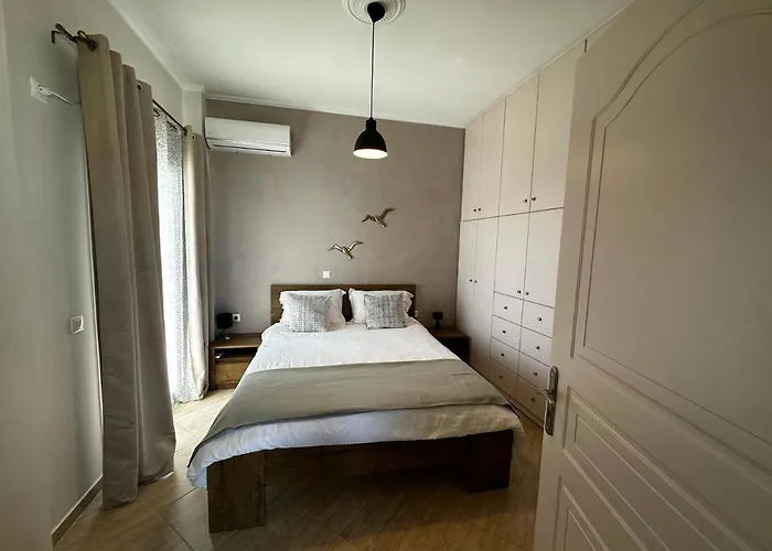 Veldi Art - Kamari Fira (Santorini)